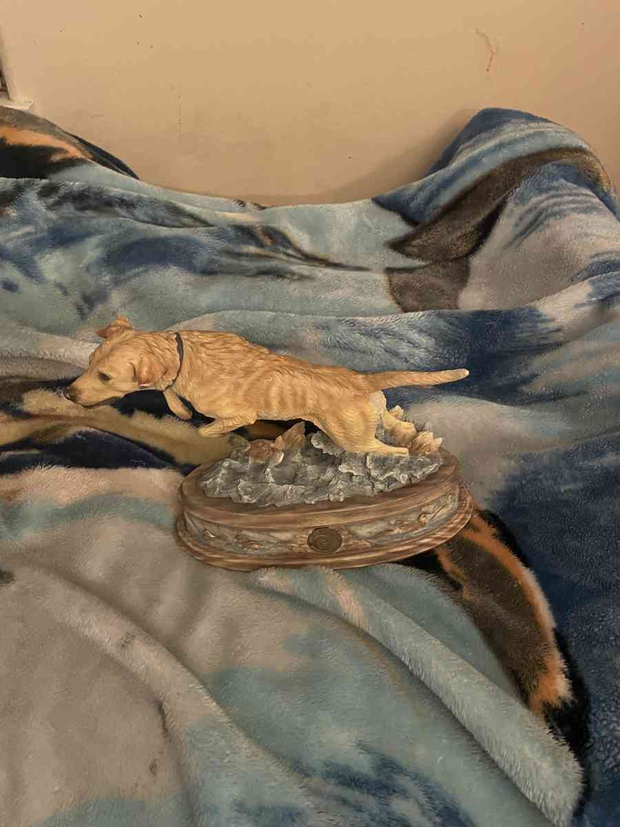 golden retriever figurine