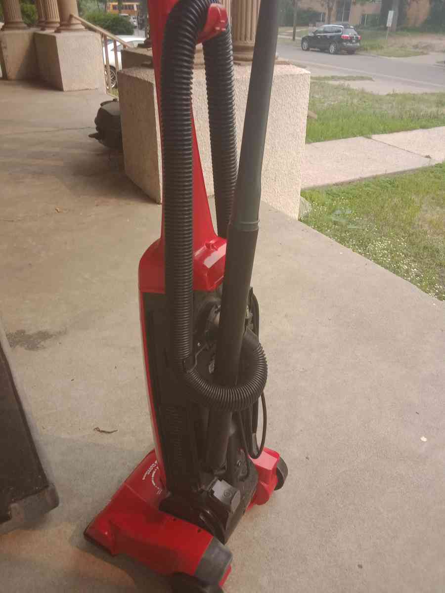 Dirt Devil uprigh clean path vacuum