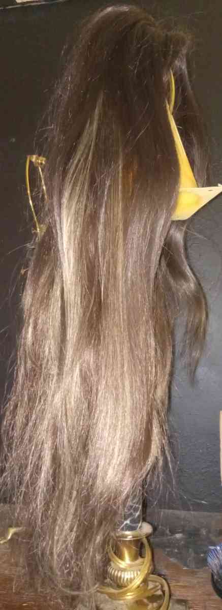 a brown and blonde 26 inches long wig