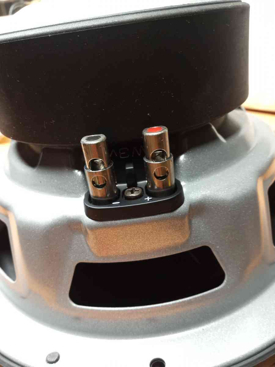 8 JL audio subwoofer 8W3v3 4