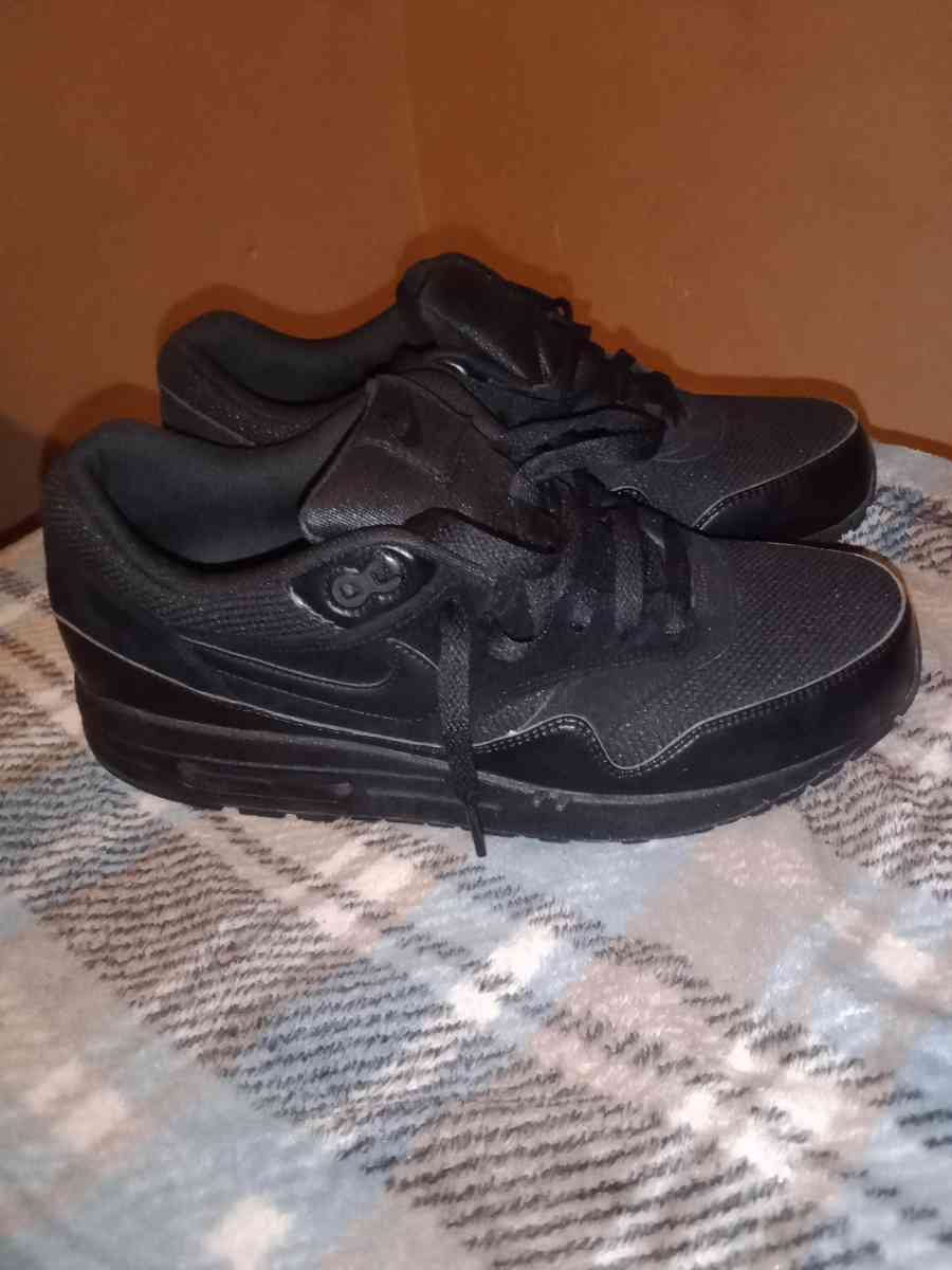 Air max 1 black size 9 half