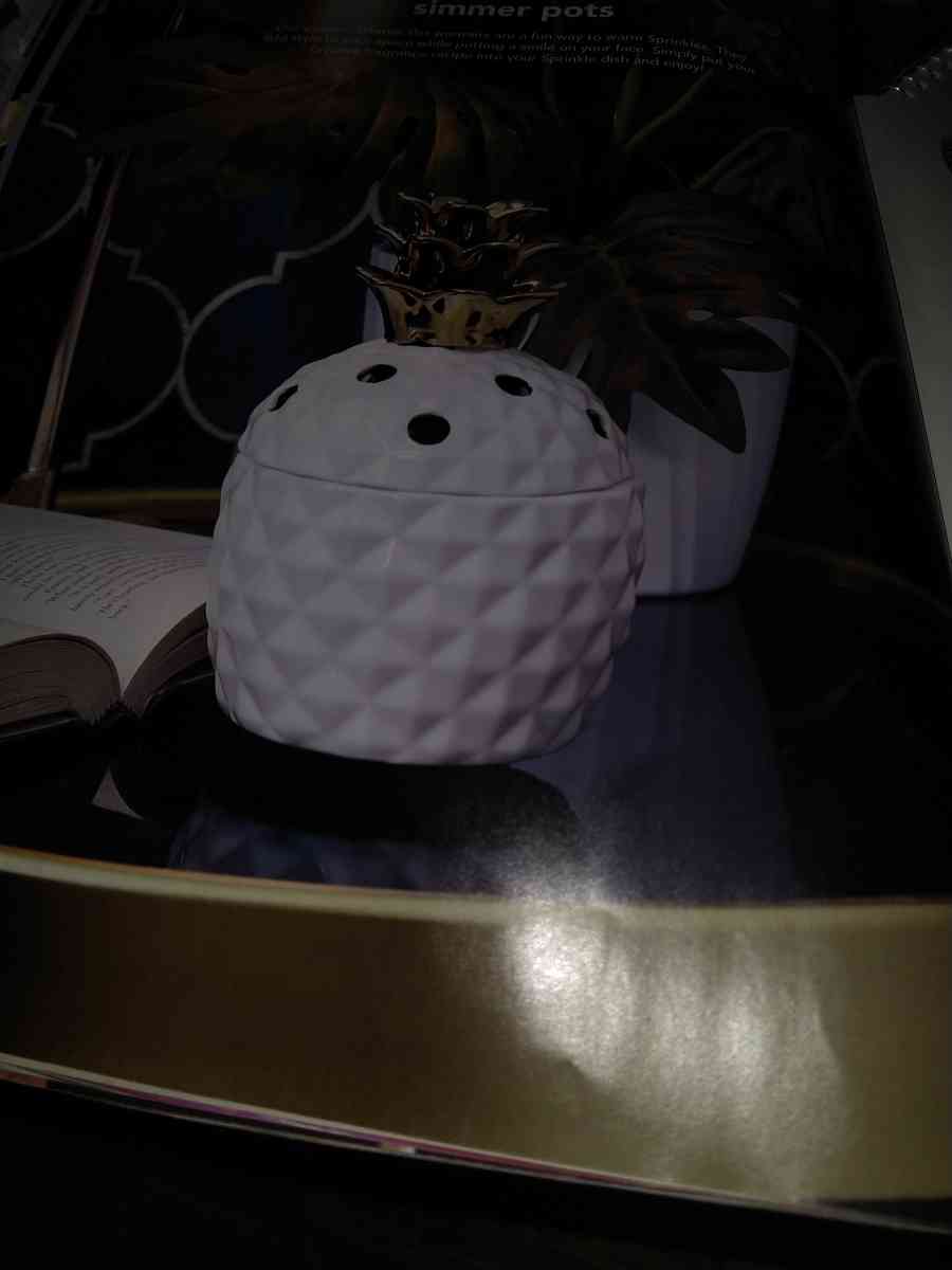 Sammi pot and wallhug