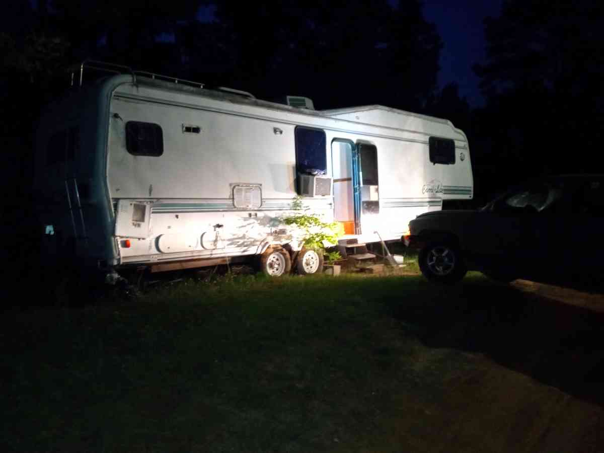 fifth wheel camper everything works on it one slide out