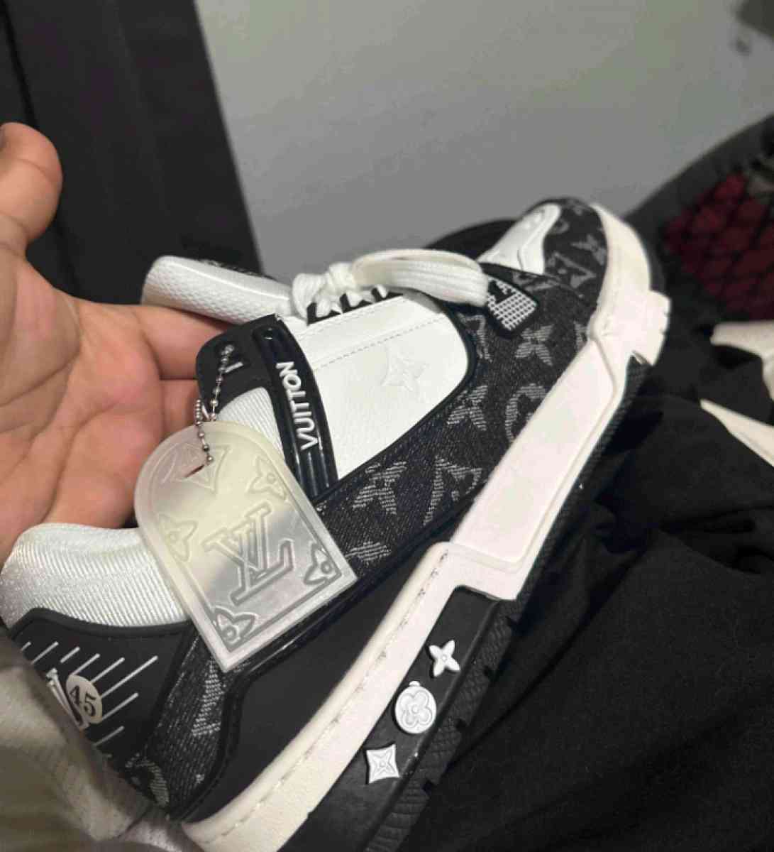 Highly Popular Designer Fashion Sneakers Virgil Trainers Vui