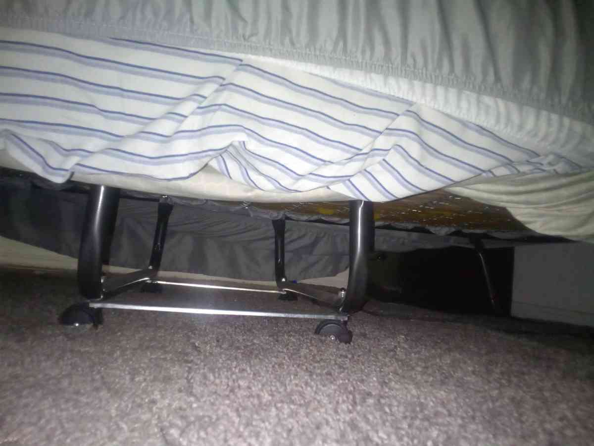 twin metal frame that folds up twin and full mattresses