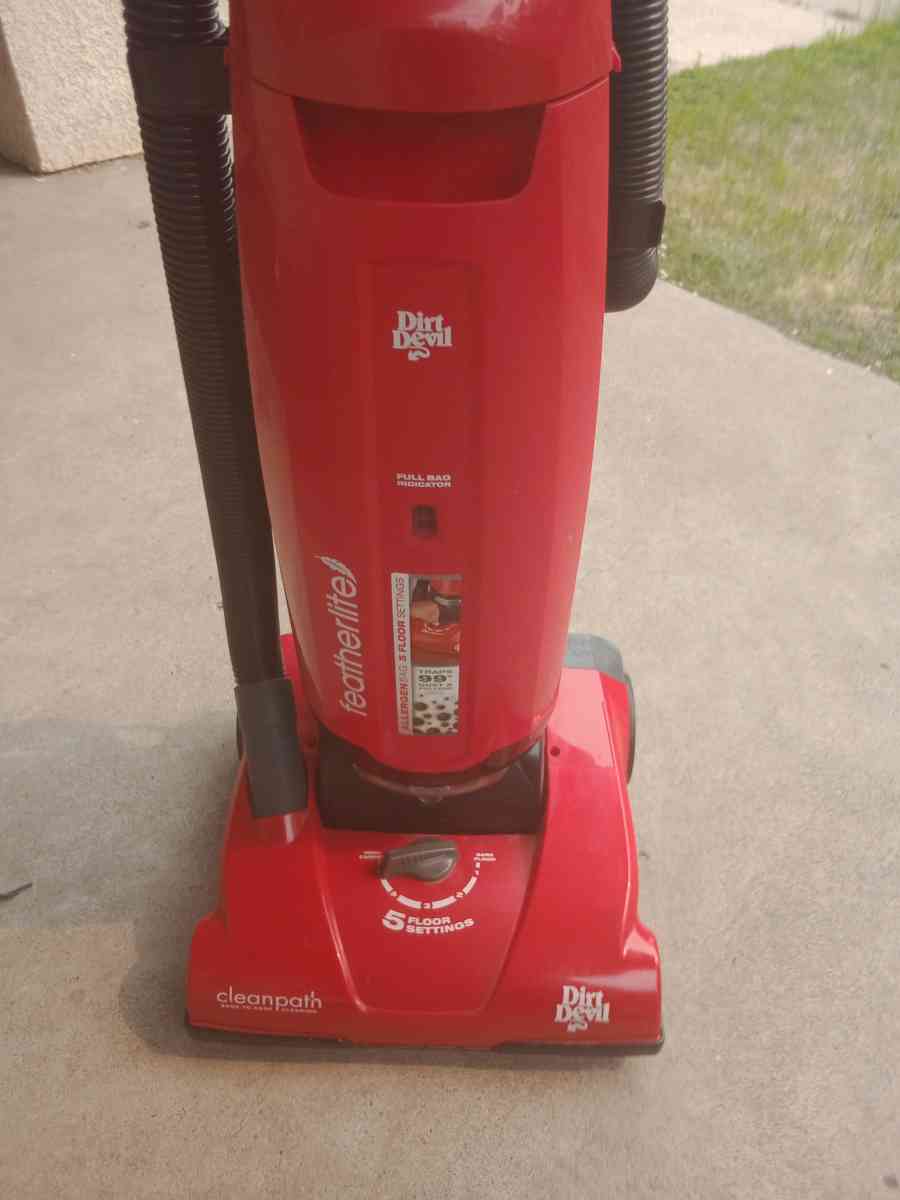 Dirt Devil uprigh clean path vacuum