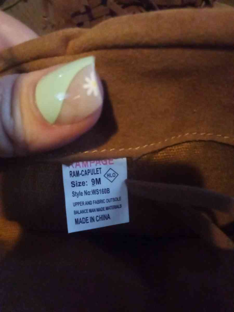 woman boots different sizes