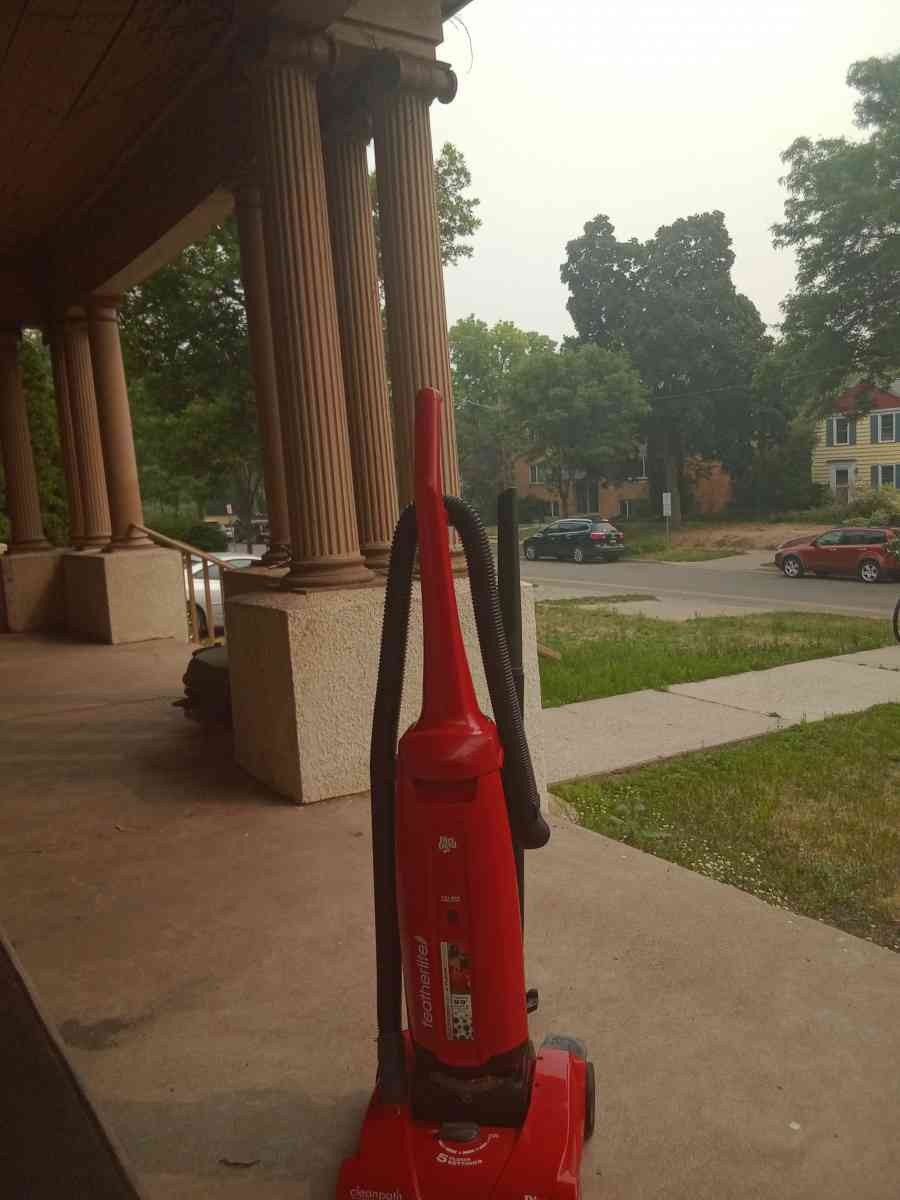 Dirt Devil uprigh clean path vacuum