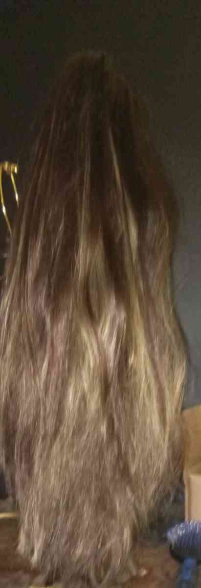 a brown and blonde 26 inches long wig