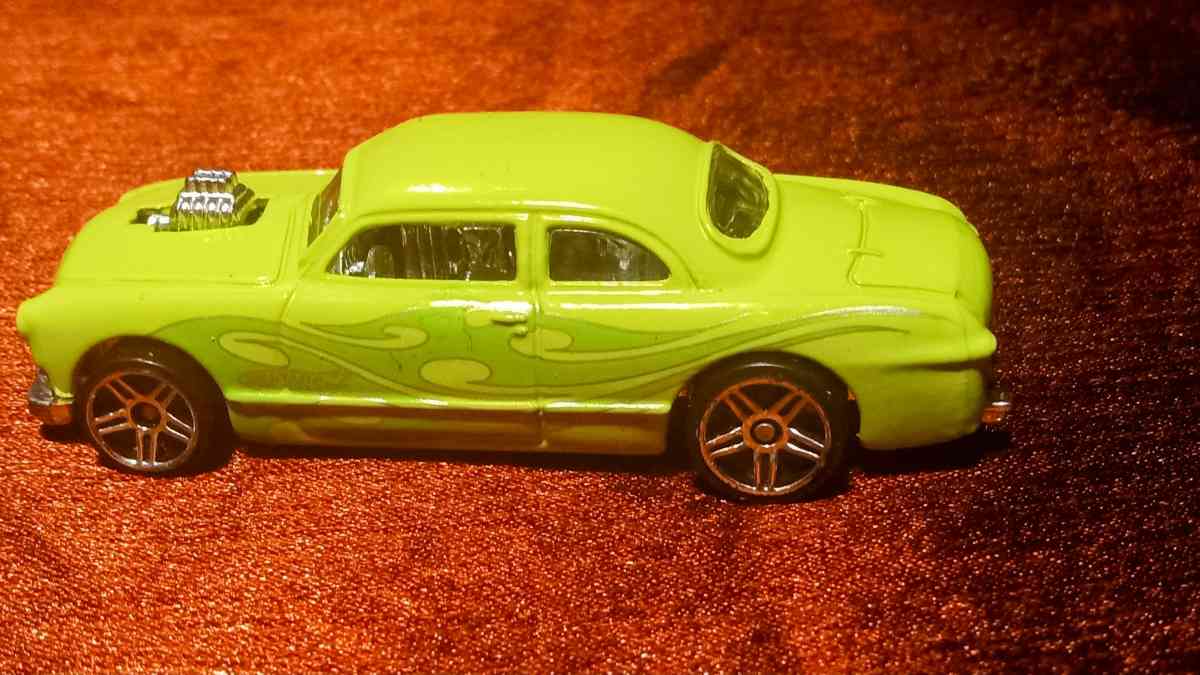 HOT WHEELS 2000 MALAYSIA BASE LIME GREEN ENGINE SHOE BOX CAR