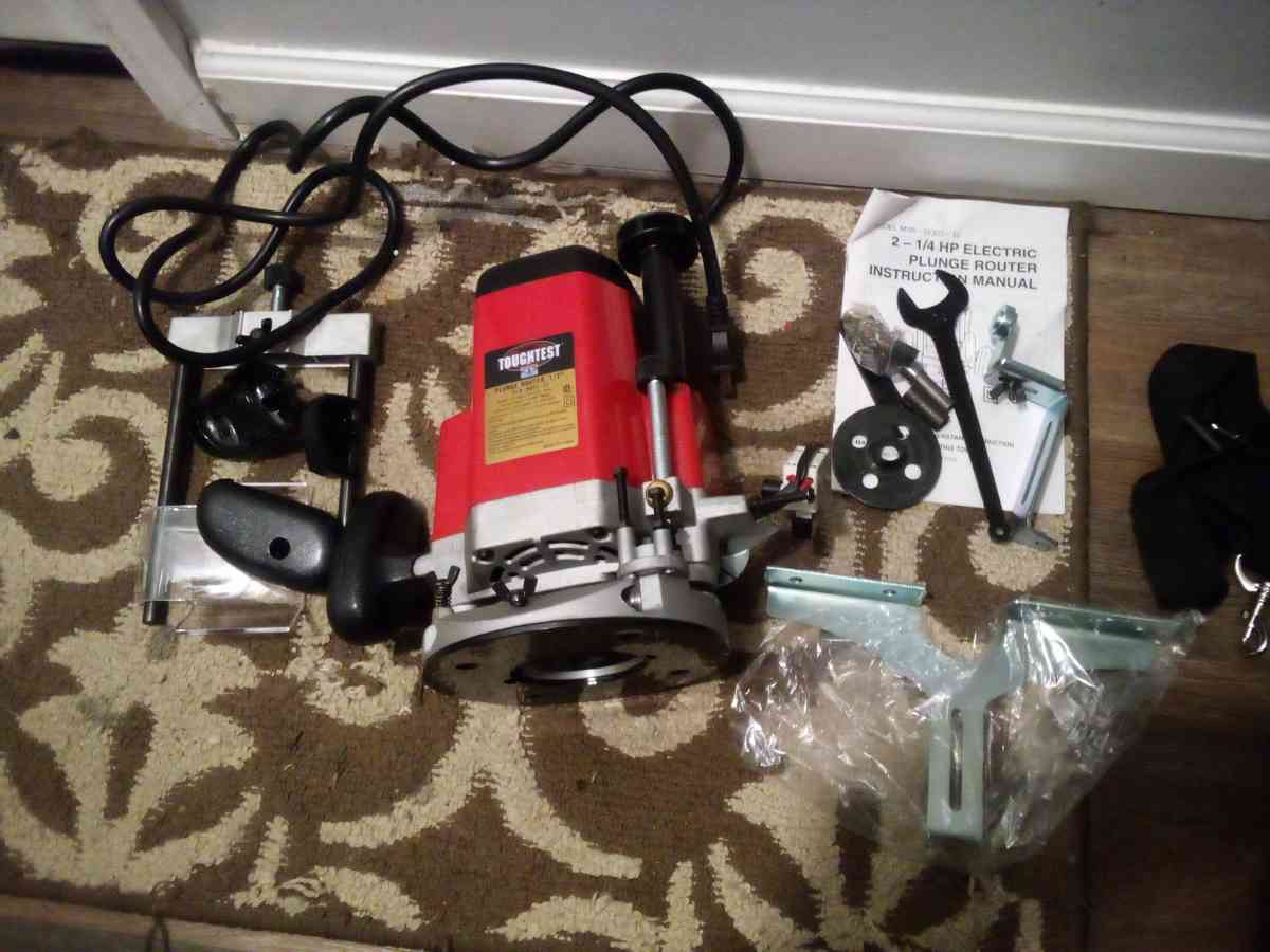 two and one quarter horsepower electric plunge router