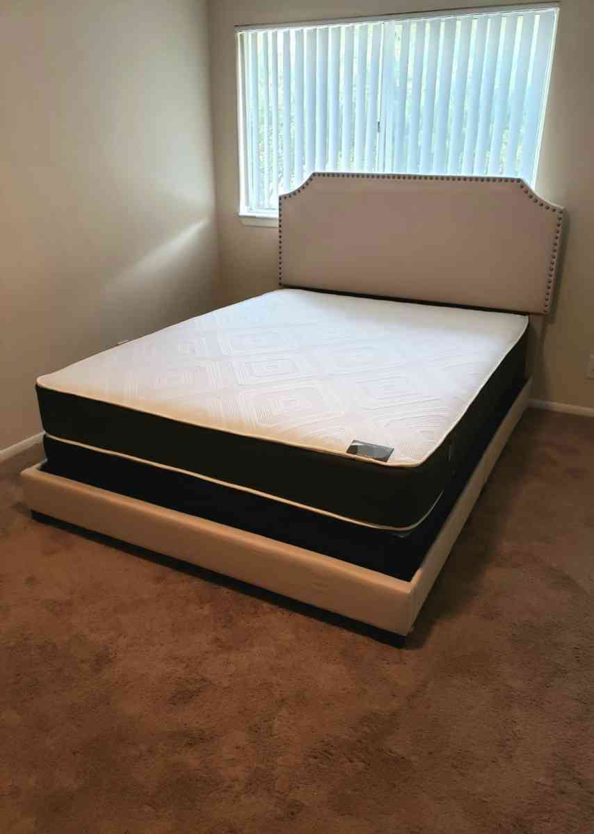 NEW QUEEN SIZE SET MATTRESS AND BOX SPRING2PCS