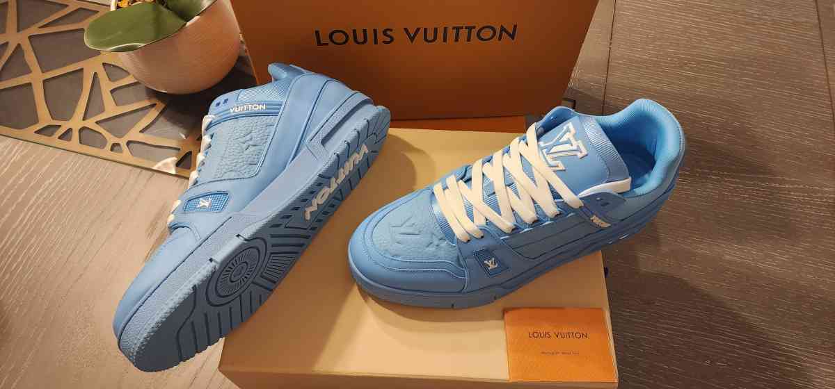 Louis Vuitton Sneakers size 9