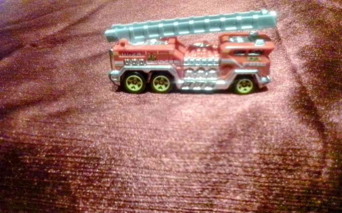 Hot wheels 5 alarm Fire truck Redgray ladder