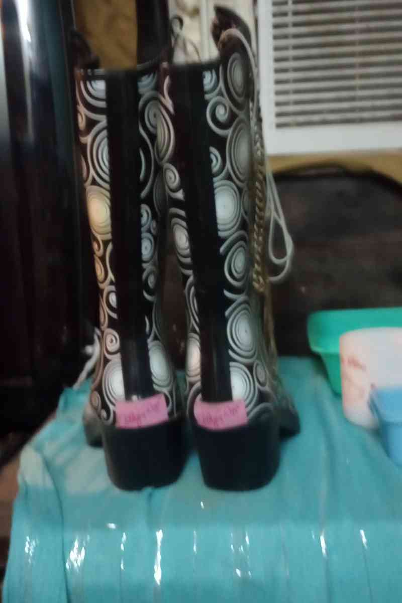 ladies new beautiful rubber boots size 8
