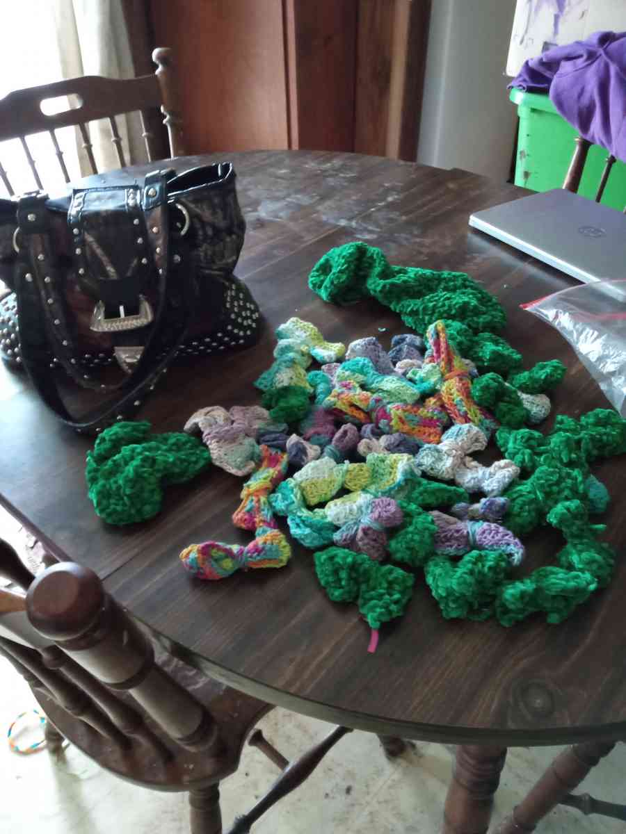 crochet hair bows or gift bows