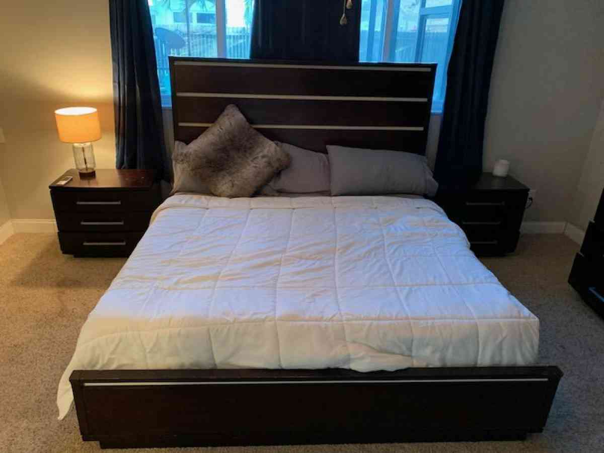 California king adjustable bed with remote and whole bedset