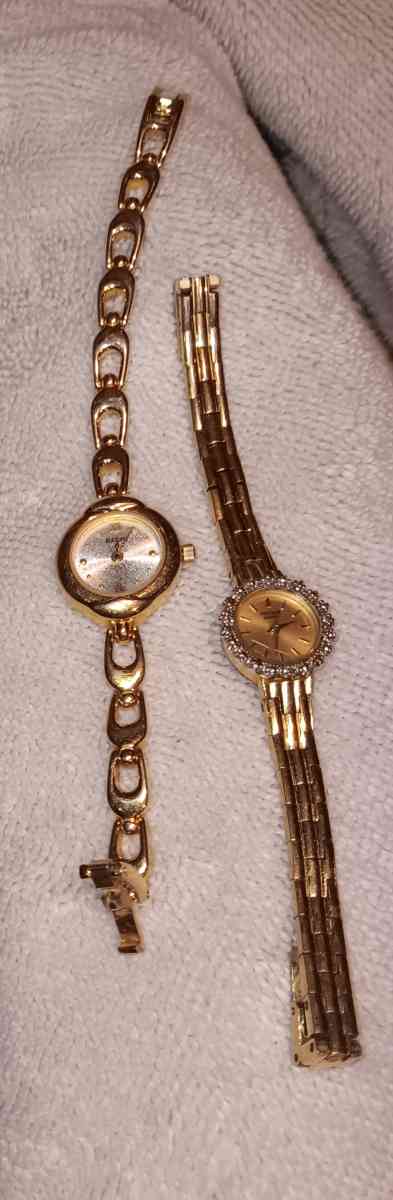 2 woman watches Pulsar and Relic