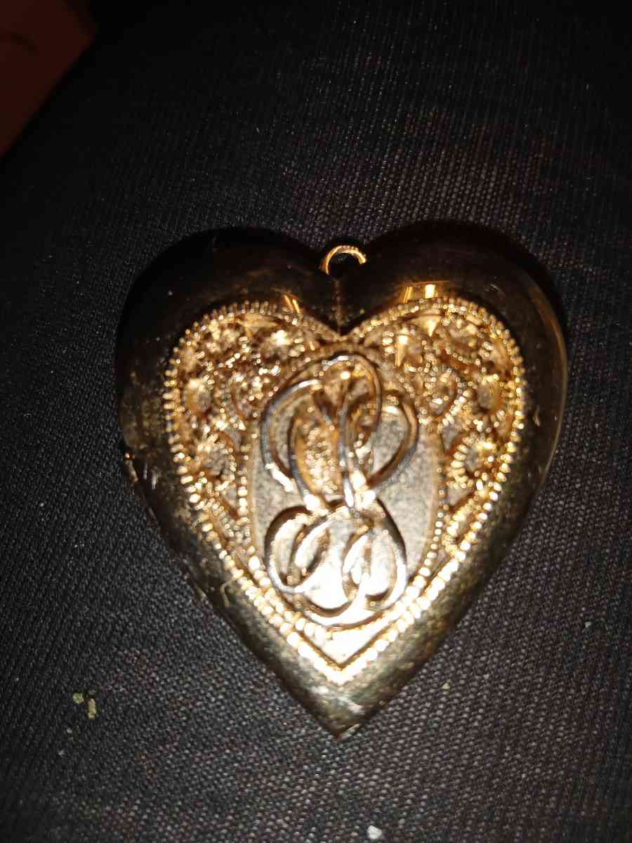 gold toned heart lockit