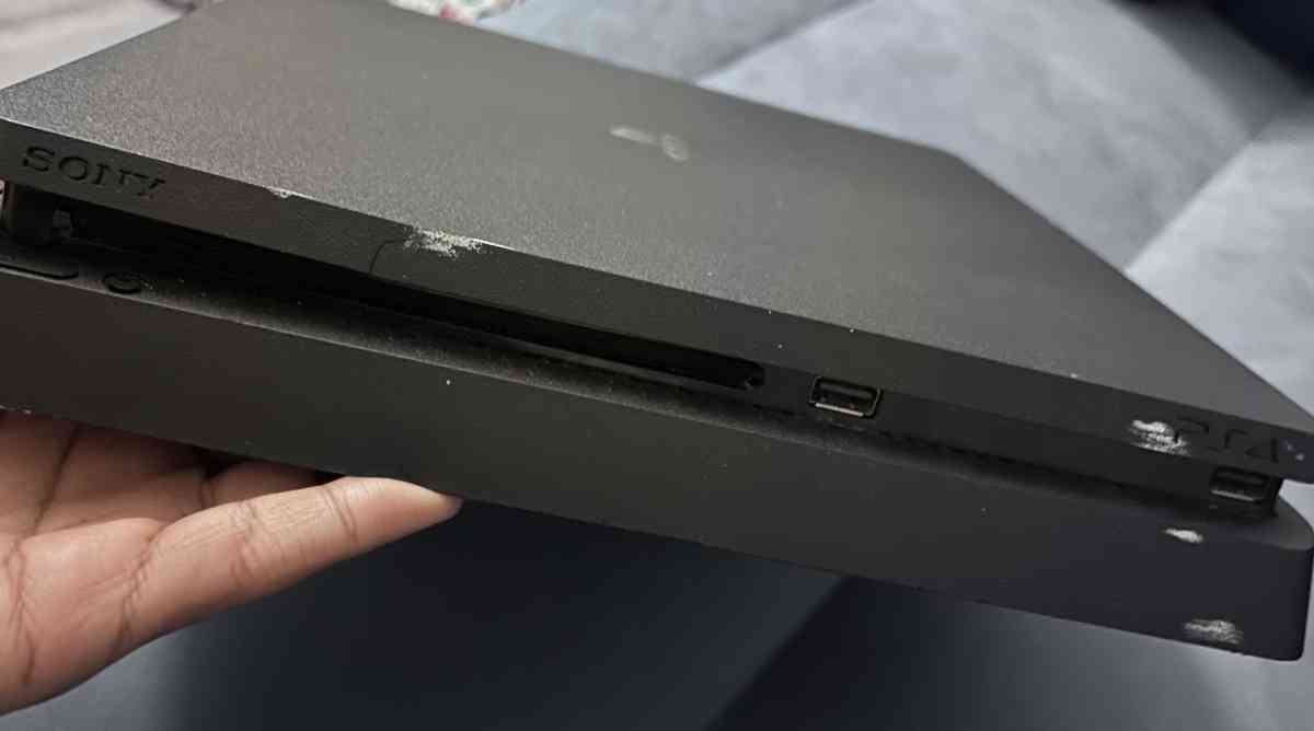 ps4 with 2 controllers