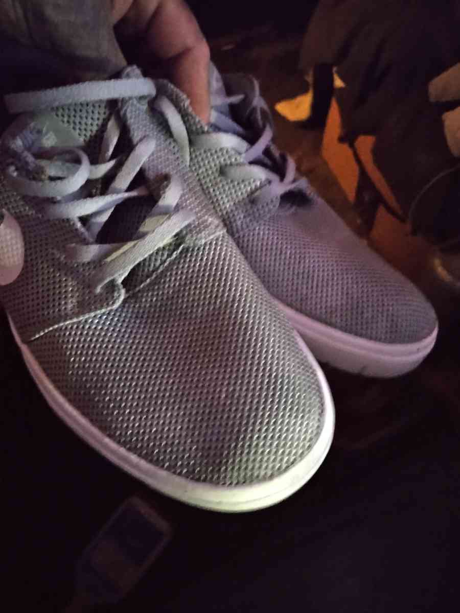 NIKE TENNIS SHOES GREY w White trim size10