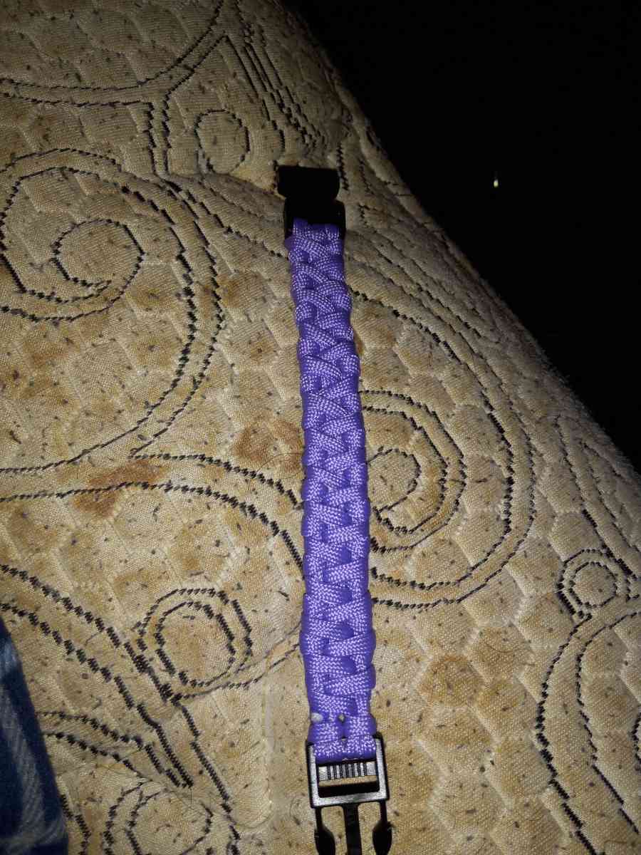 Make paracord bracelets