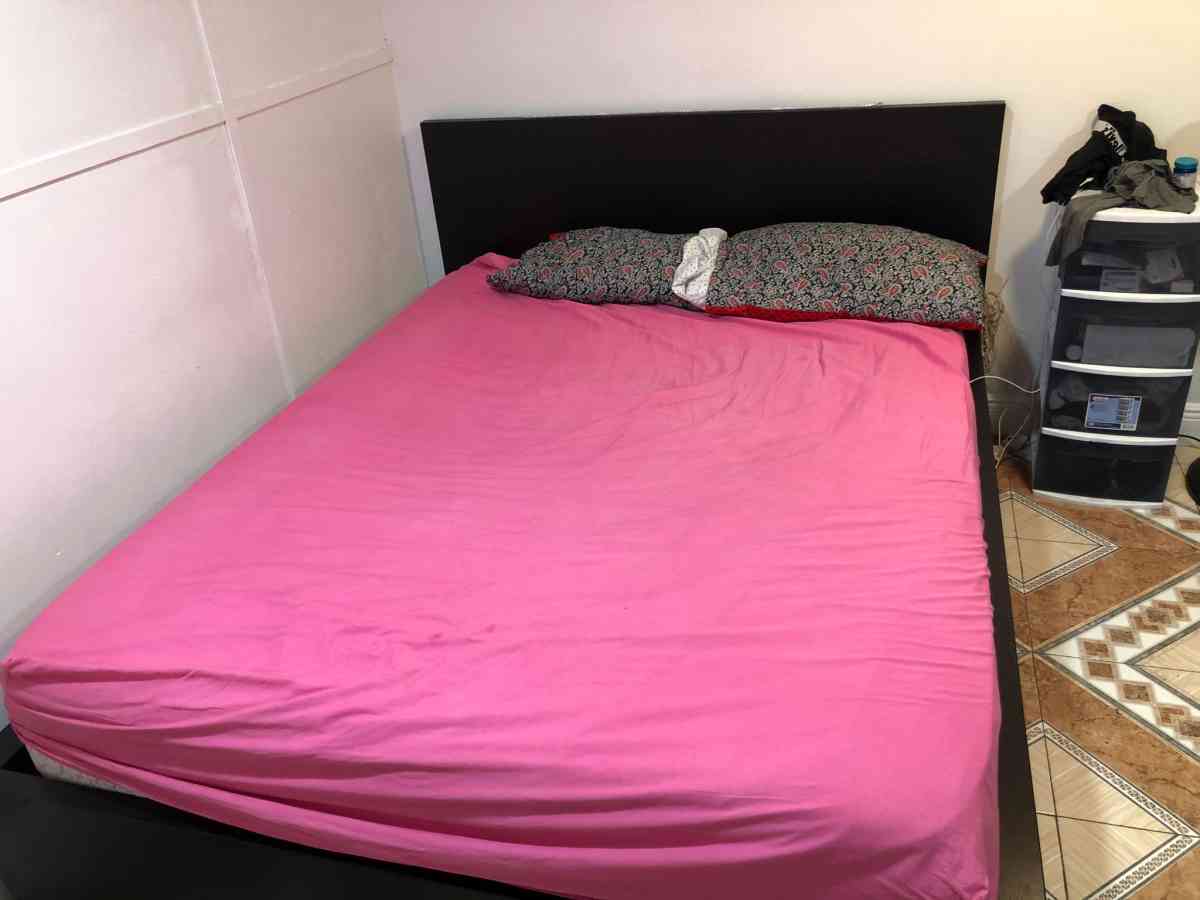 cama grande con corchon