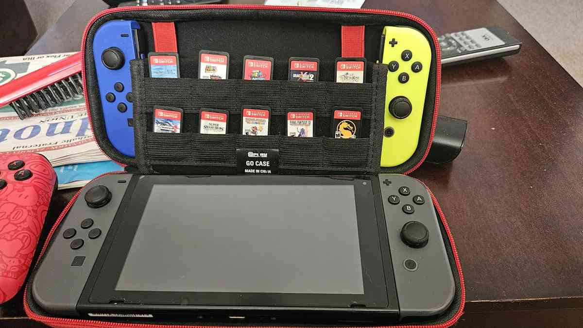 Nintendo Switch 3 controllers and 10 games