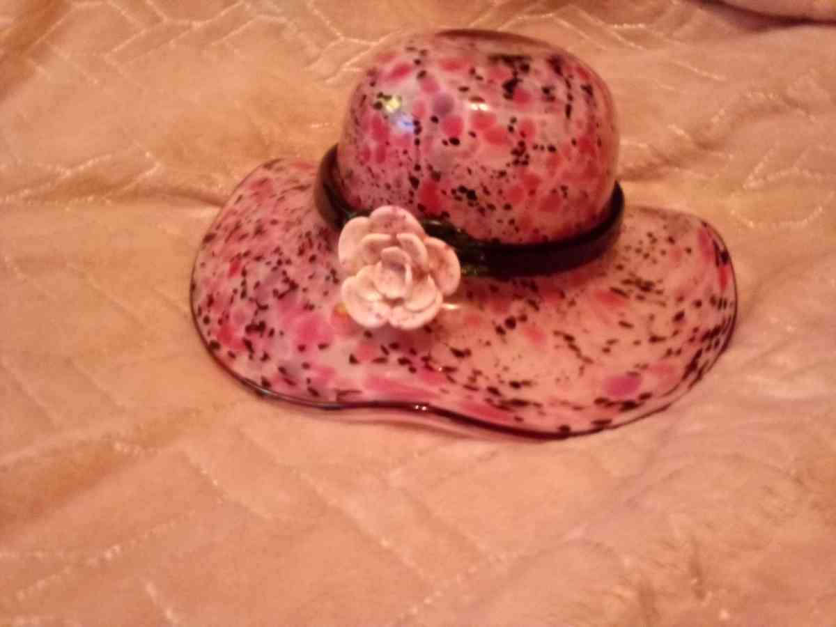 A woman flower pink bowl hat it real nice