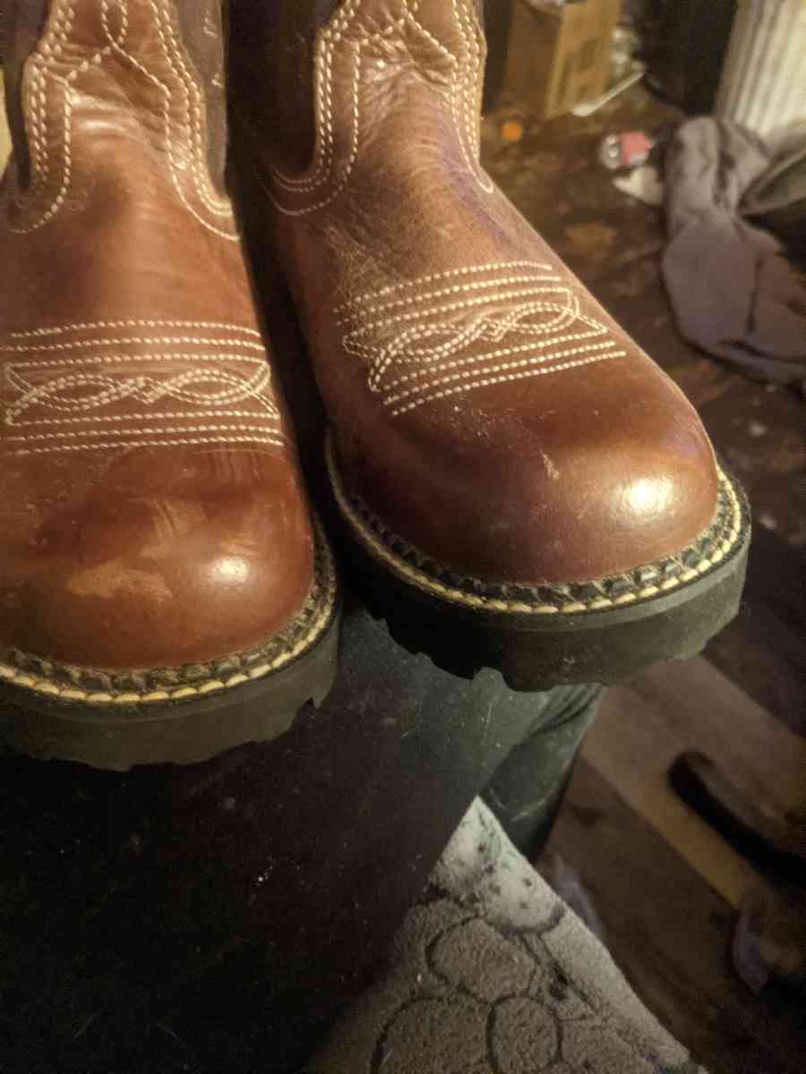 Womans like new Ariat boots
