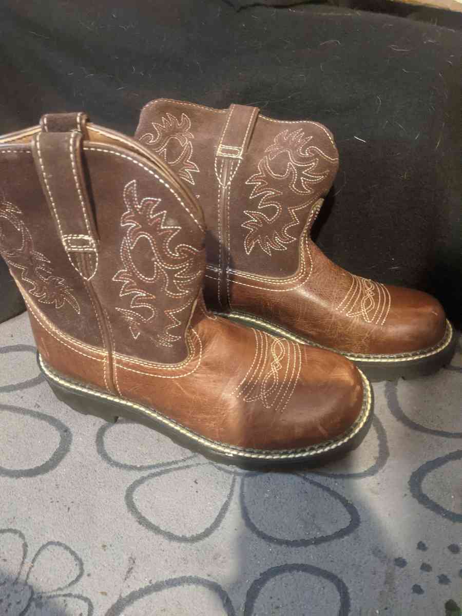 Womans like new Ariat boots