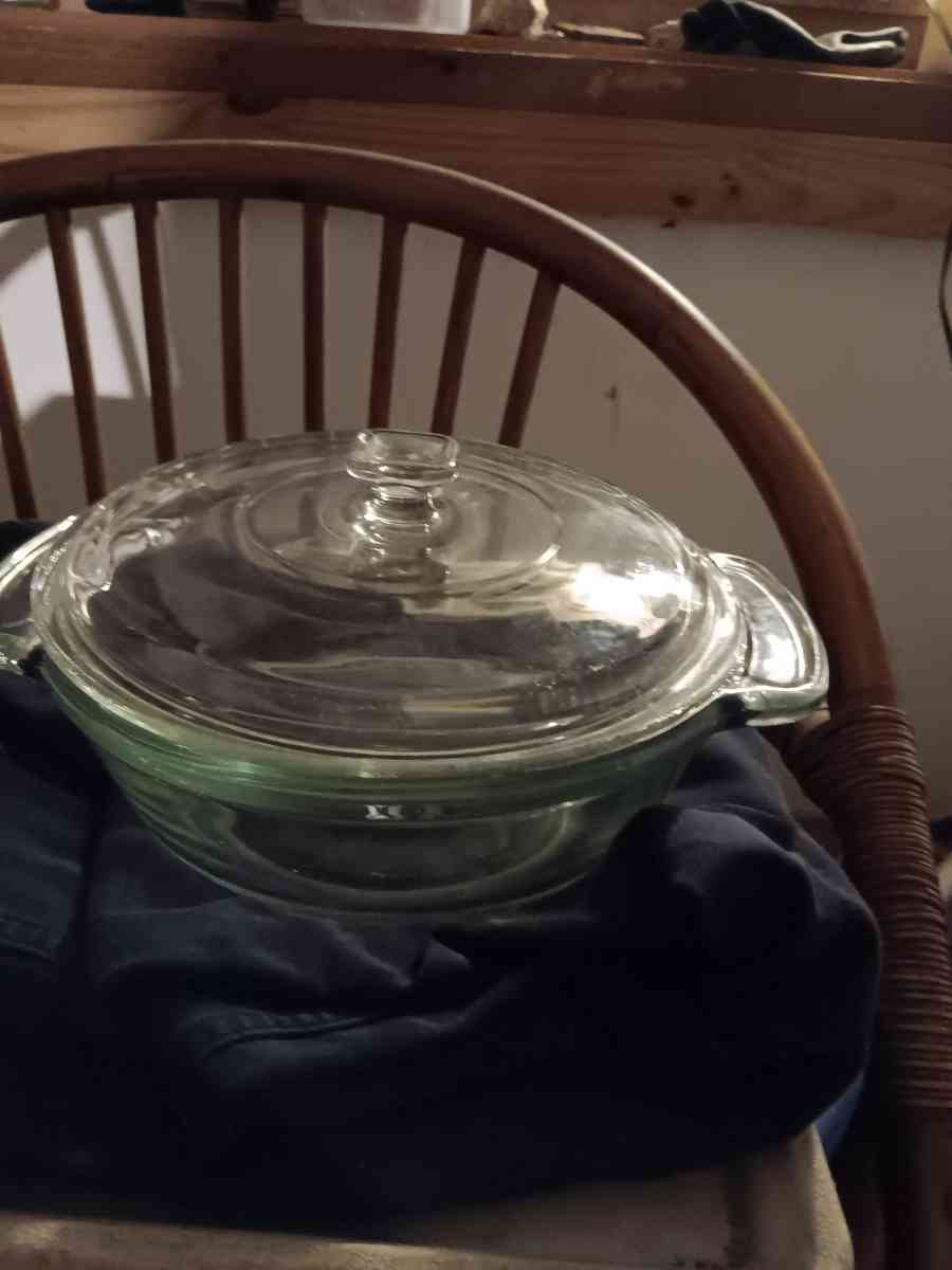 Pyrex bowl whith lid