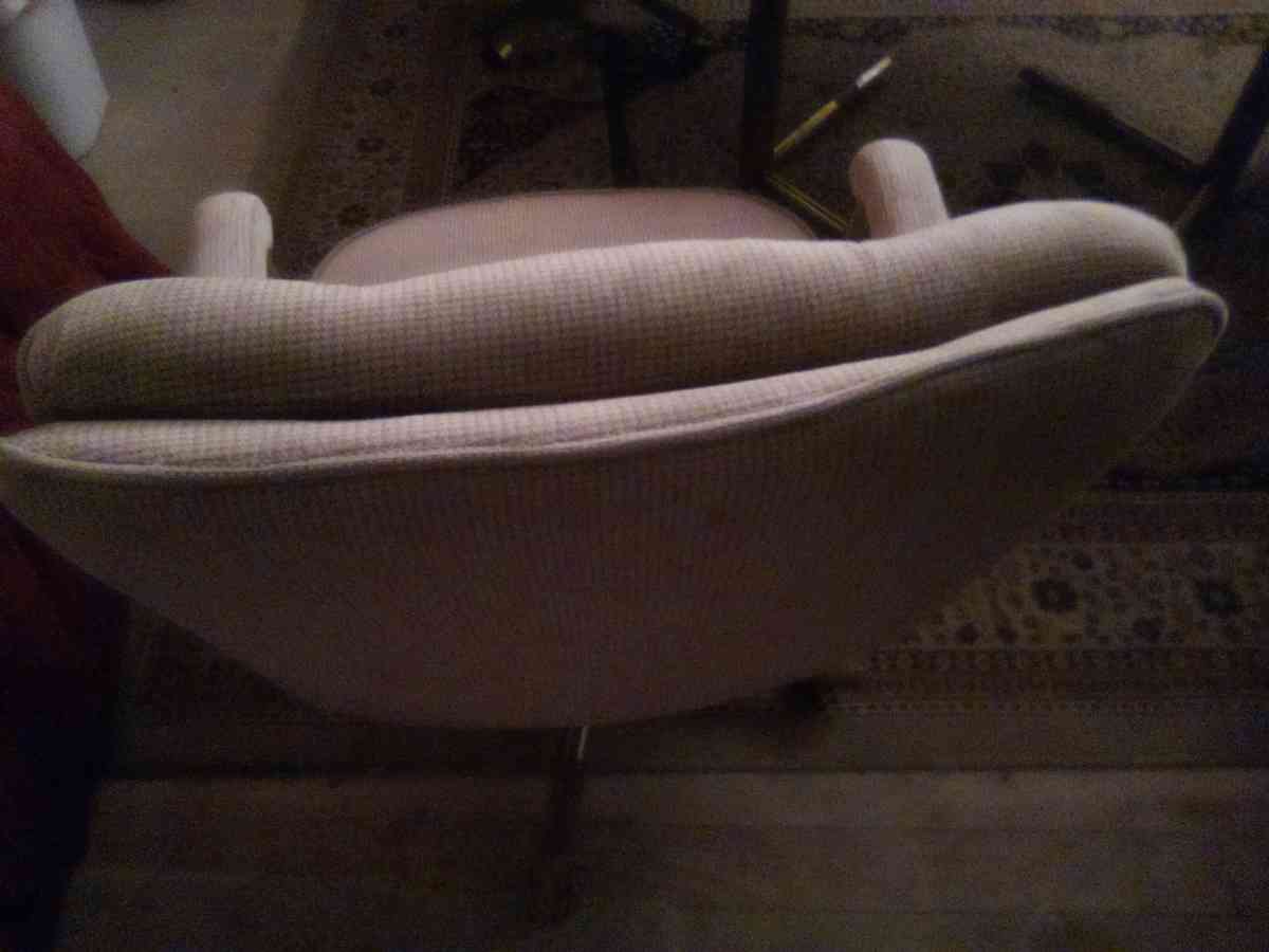 oak table and comfy chairs