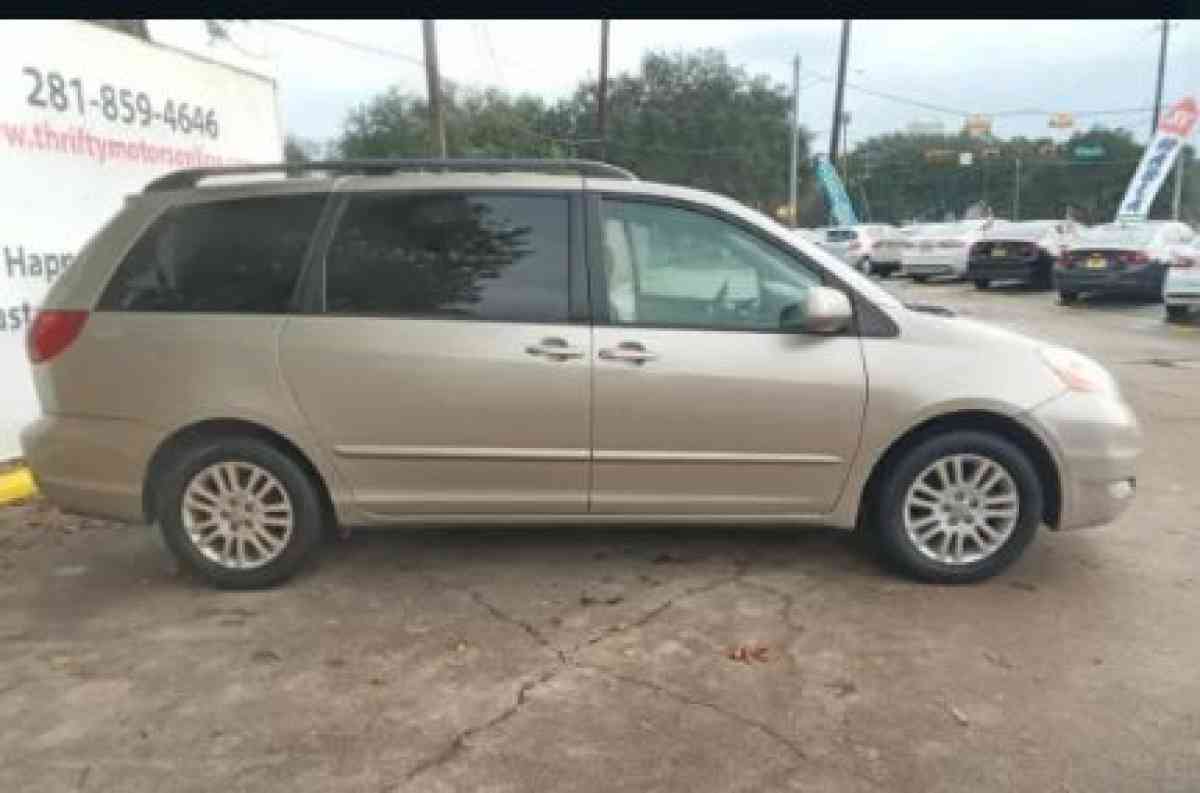 2010 Toyota Sienna CE FWD 7 Passenger 100 k millas