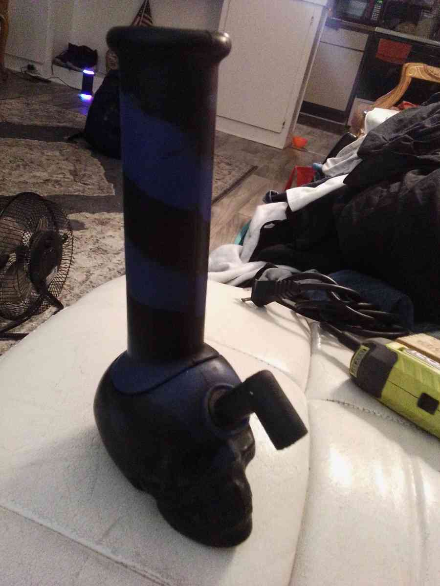 dark blue skull bong