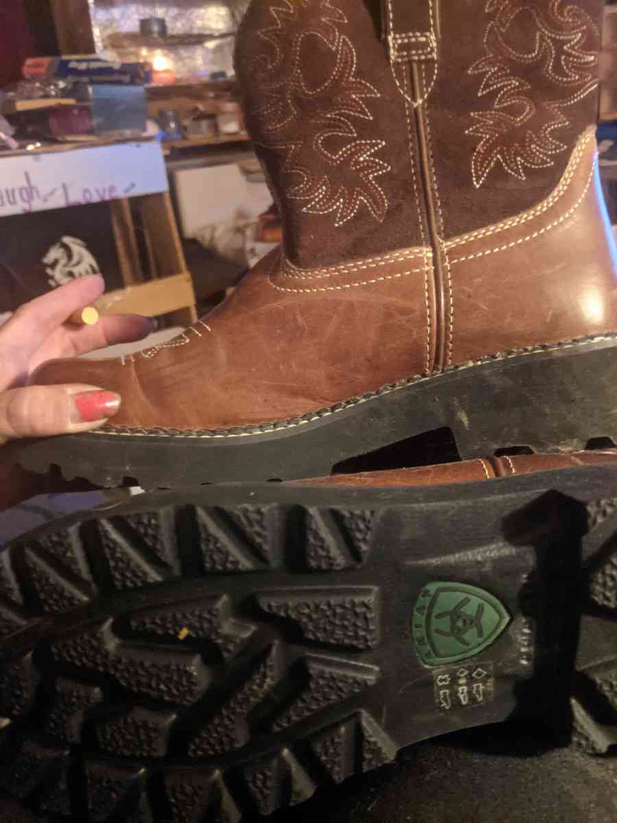 Womans like new Ariat boots