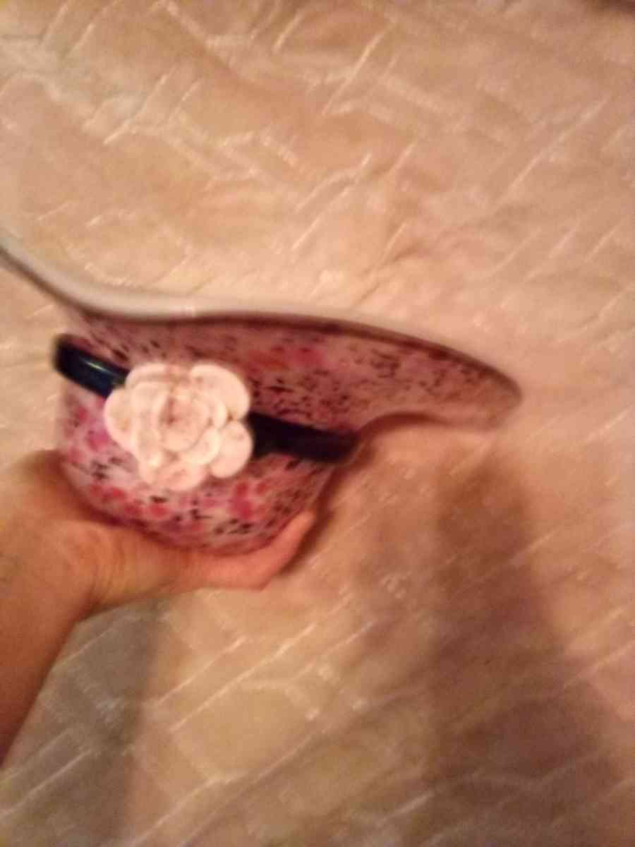 A woman flower pink bowl hat it real nice