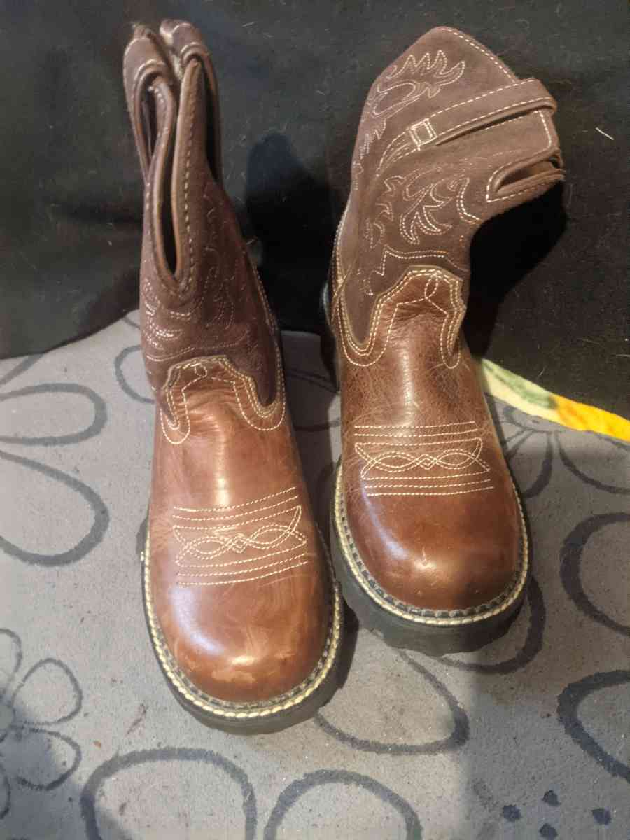 Womans like new Ariat boots