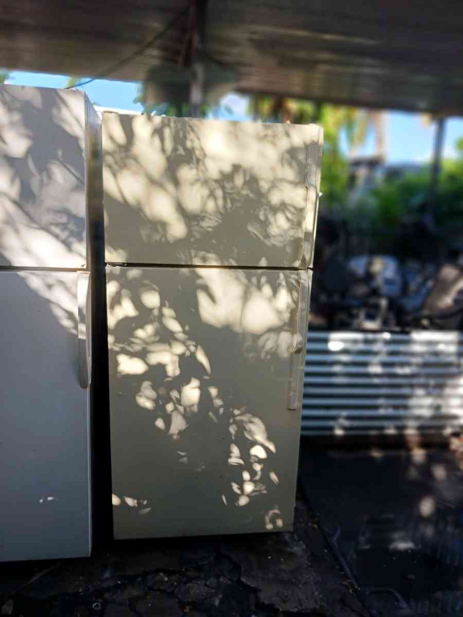 General Electric Refrigerator 29in and good working conditio