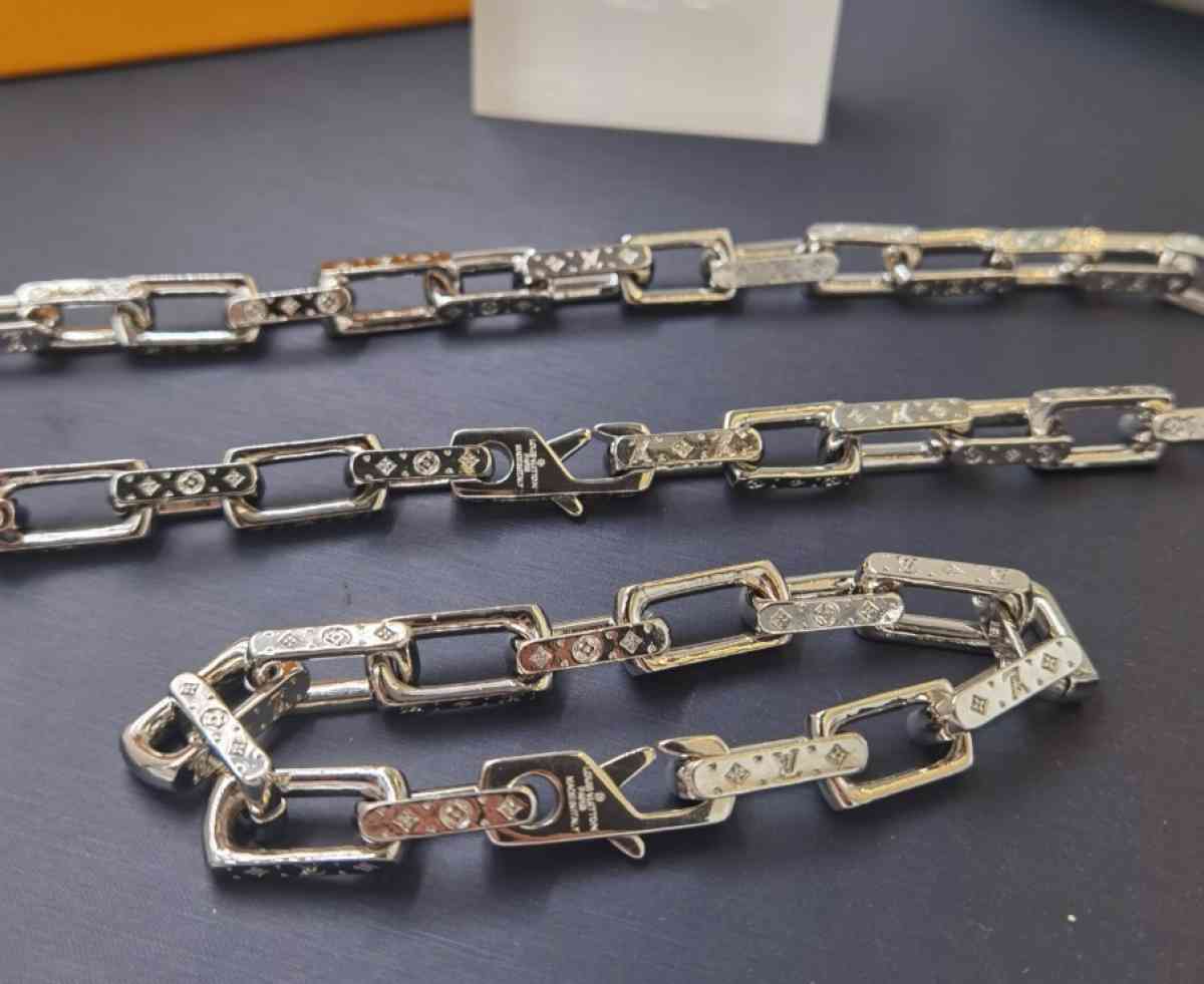 LOUIS Vuitton silver accessories