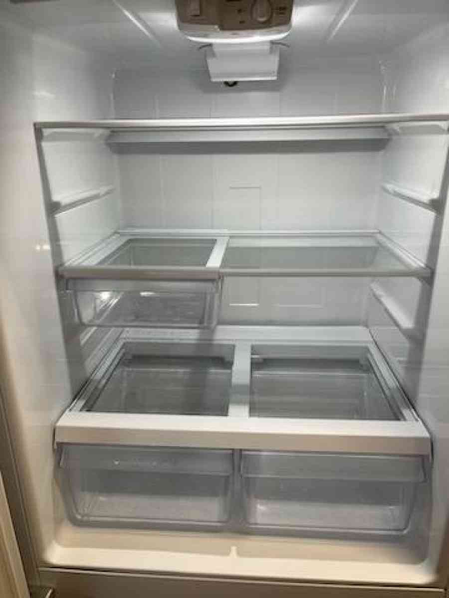GE Refrigerator  1yr old Like New Condition  21cf
