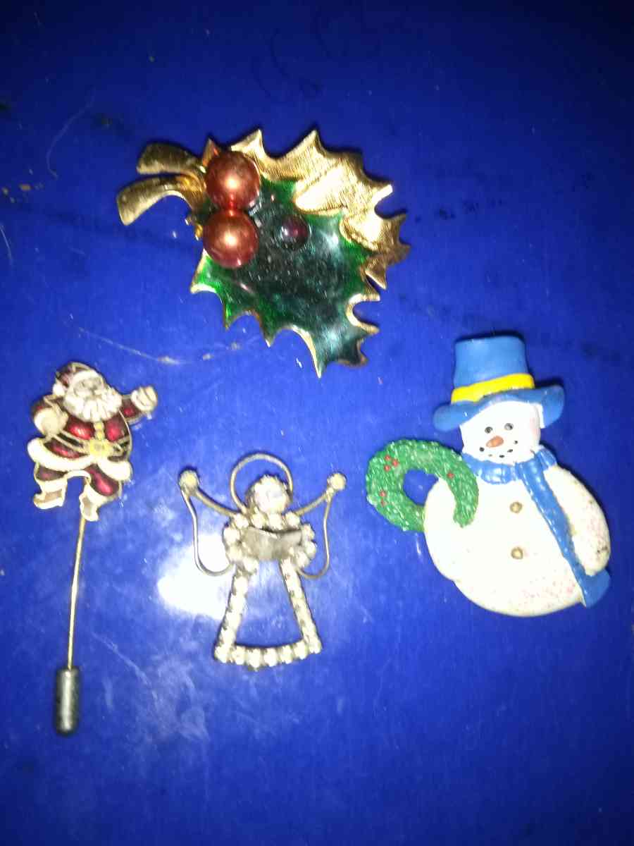 4 Christmas pins