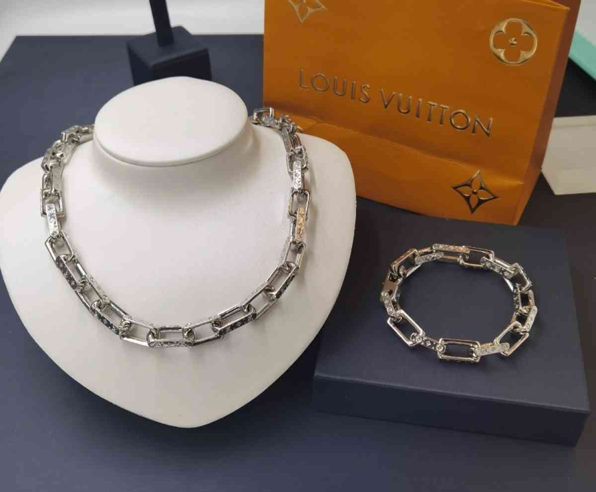 LOUIS Vuitton silver accessories