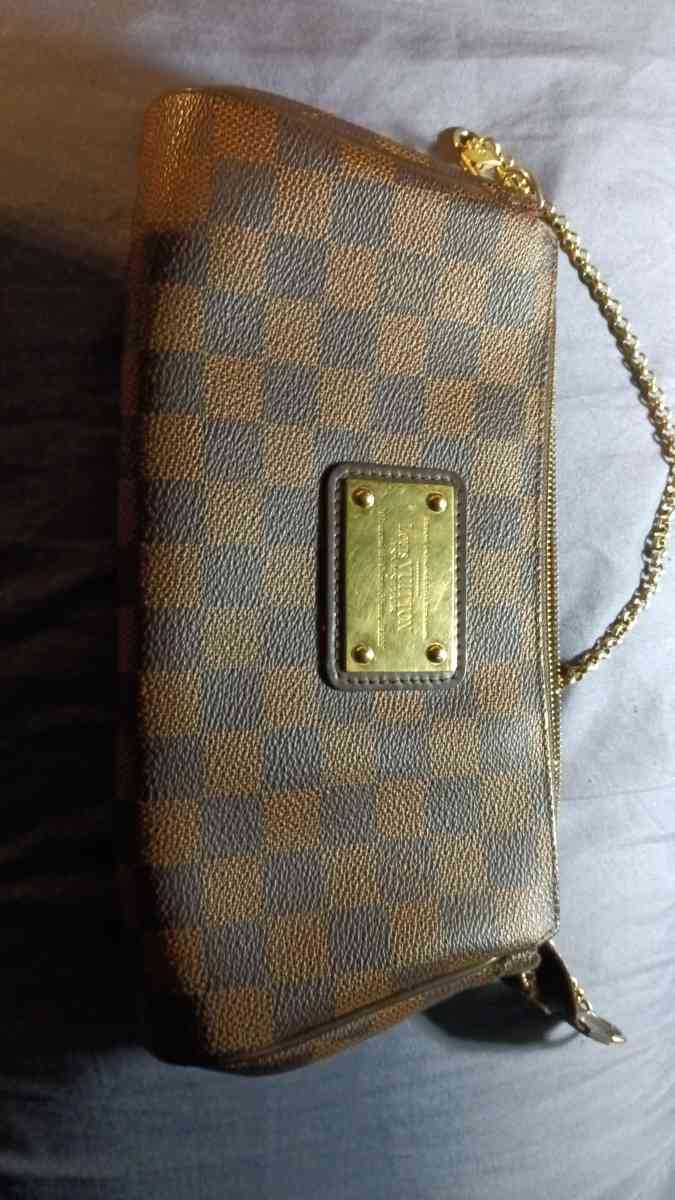 Louis Vuitton pochette authentic