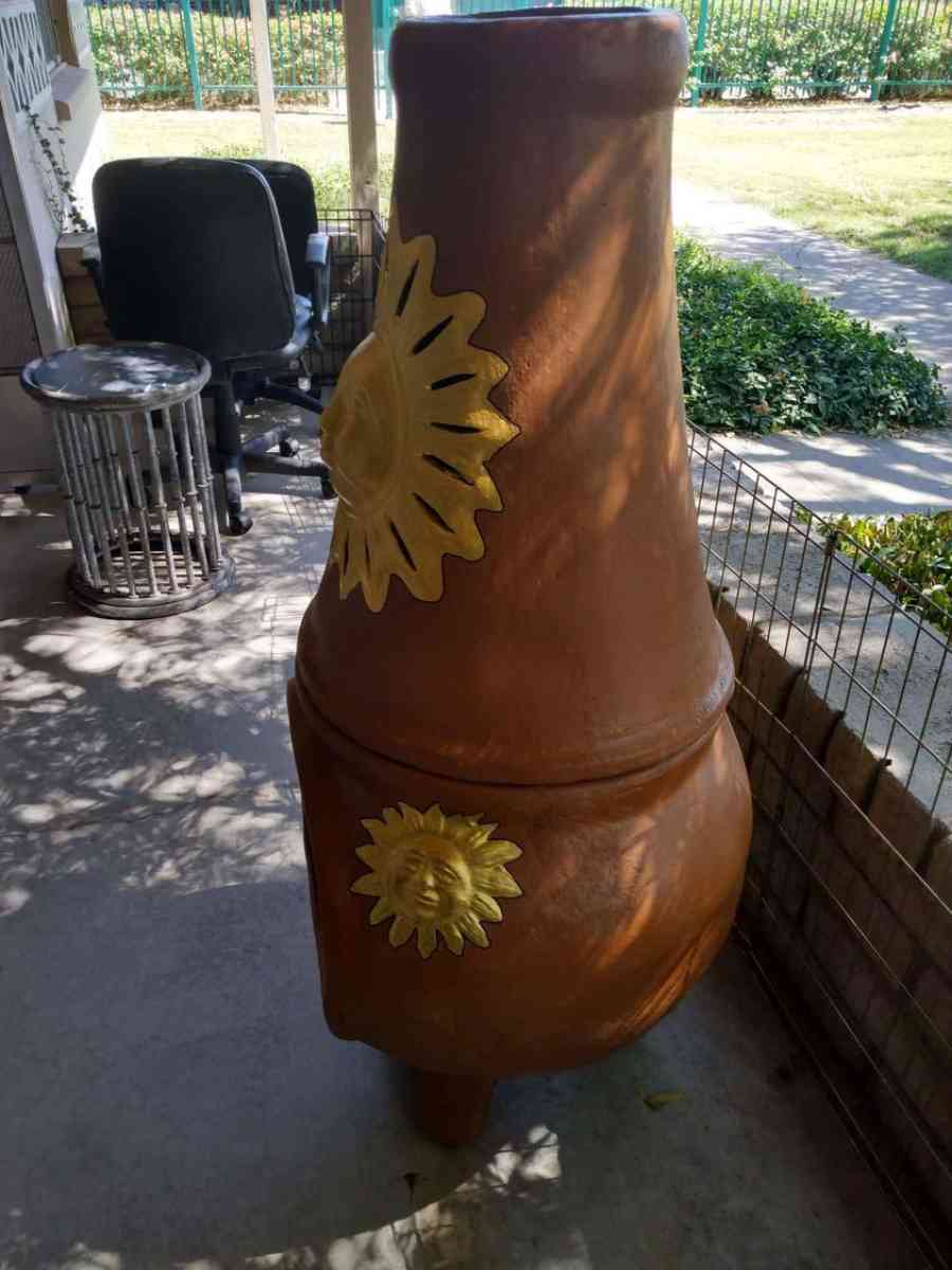 Una Chimenea De Barro Clay Chimney Outdoor Heater 50 X 24