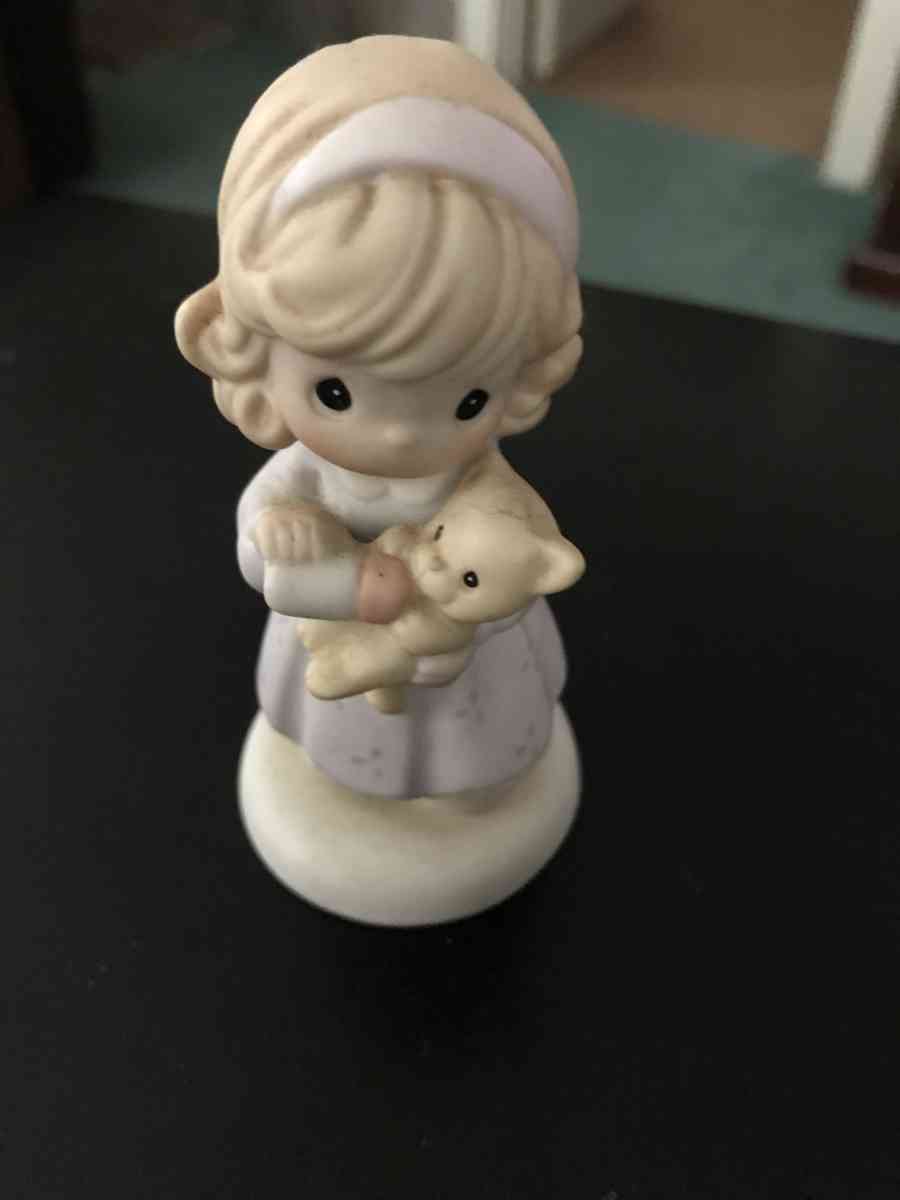 girl holding a kitty