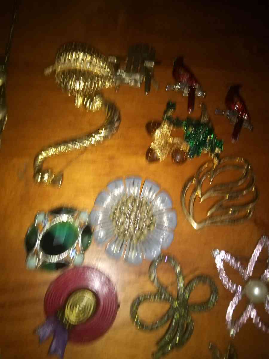 15 vintage Costume pins