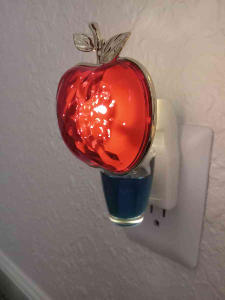 bath and body works facial spa bubble bath and sunglasses