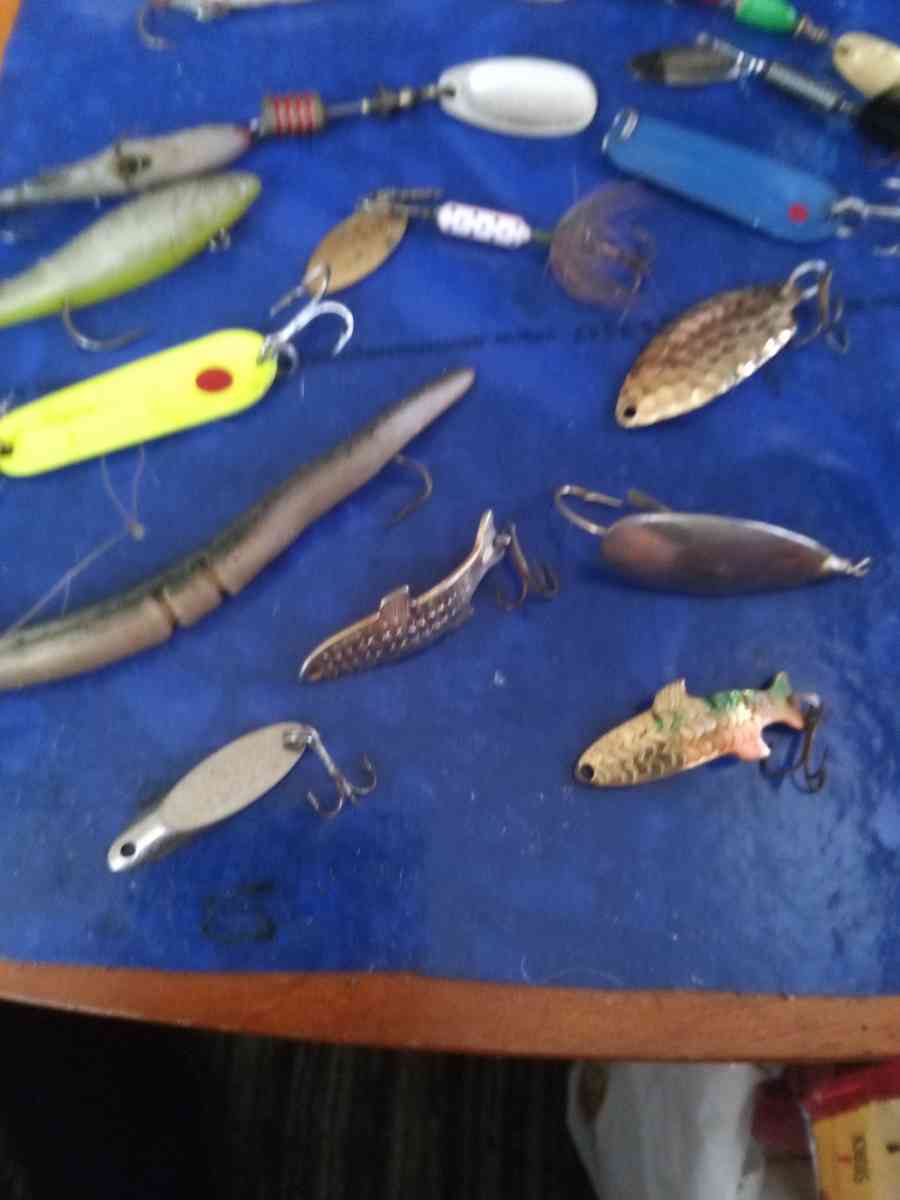 15 Fishing Lures and mini magnum pokcet lure holder