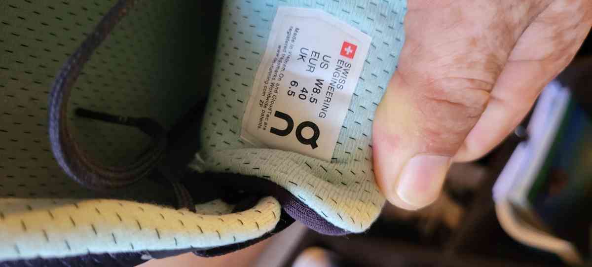 womens on cloud running shoes size 8 5